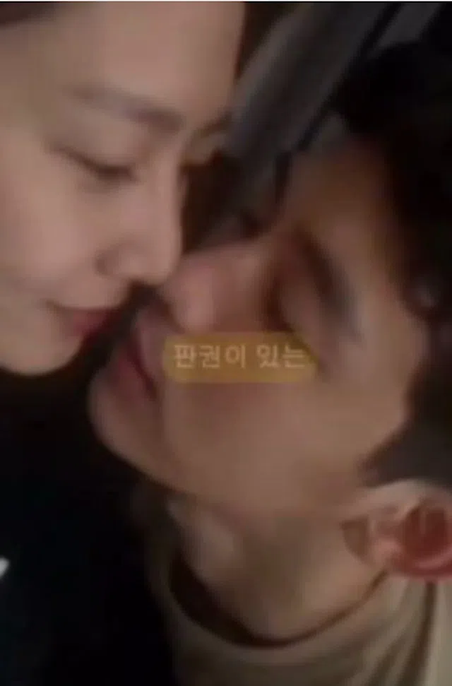 金秀贤（右）和金赛纶昔日的亲密照不断外泄。（互联网）