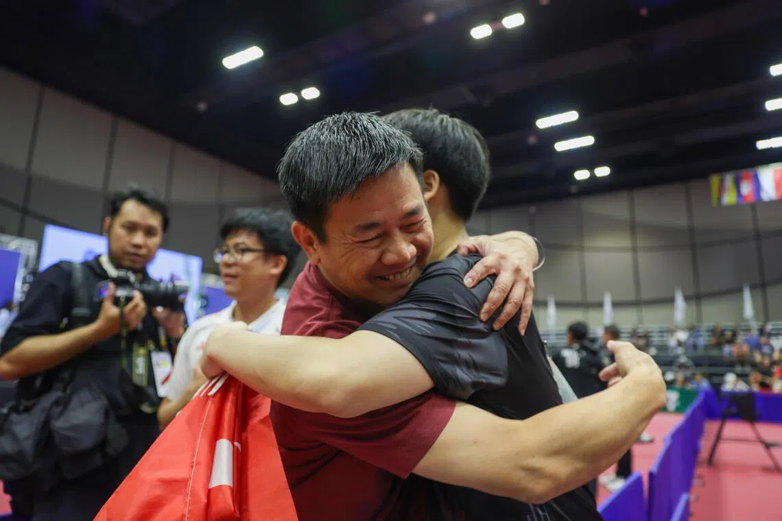 郭勇的父亲郭来发在赛后紧紧拥抱郭勇，祝贺他夺得东运会男单冠军。（白艳琳摄）
