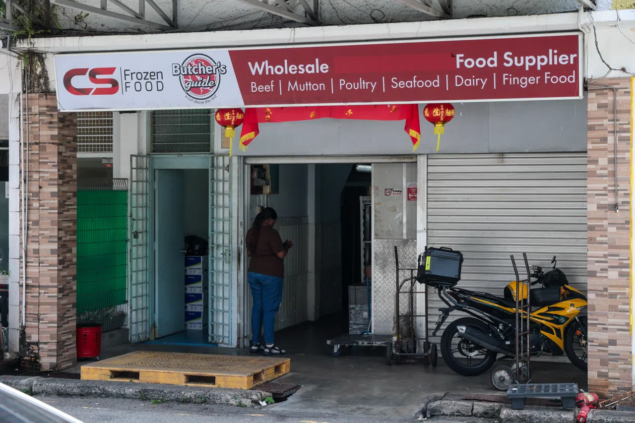 志松食品公司虽然照常营业，但店面半开，一楼只有一名员工。（张俊杰摄）