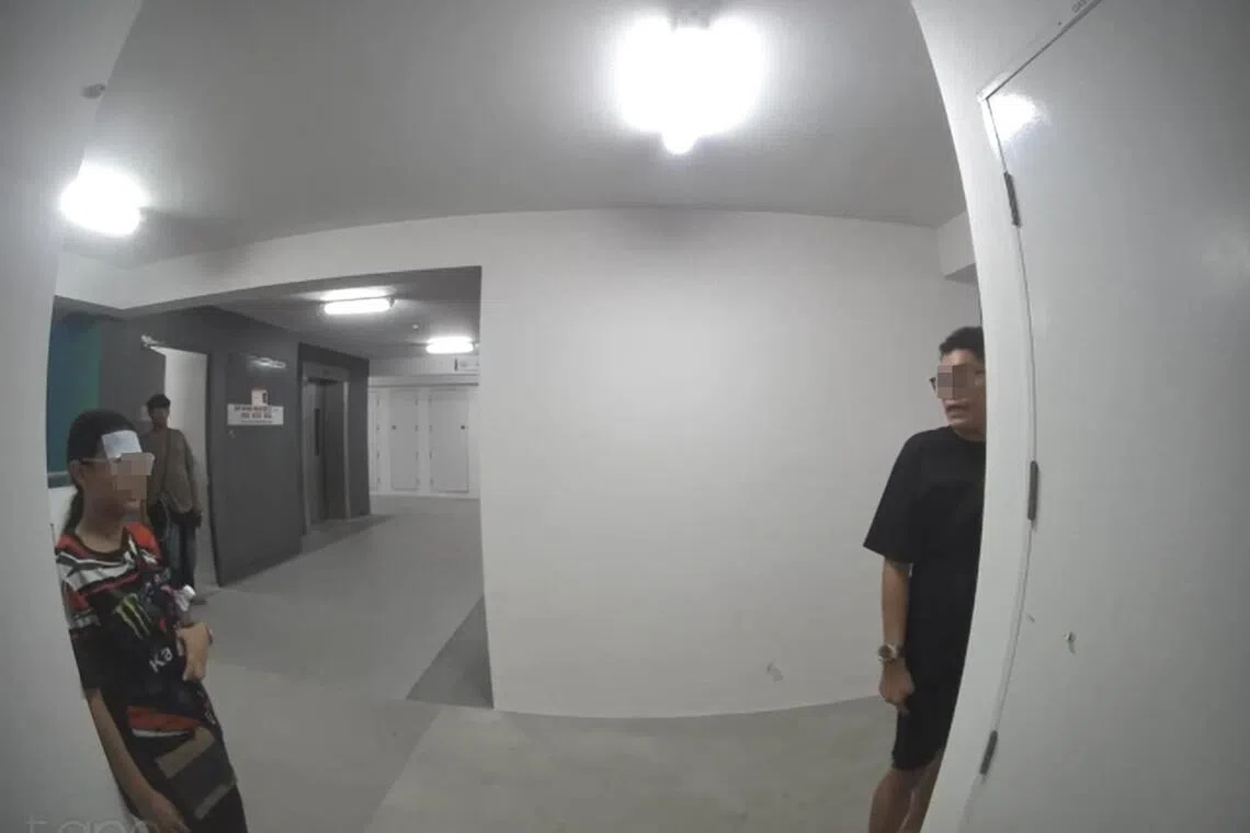 三男女在陈先生的门口四处张望，行迹鬼祟。（受访者提供）