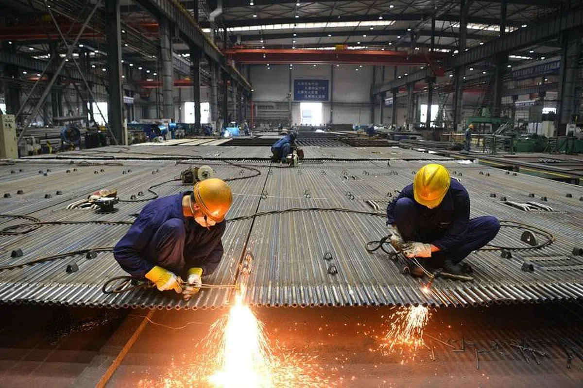 四川德阳某工厂忙碌的工人。（中新社）
