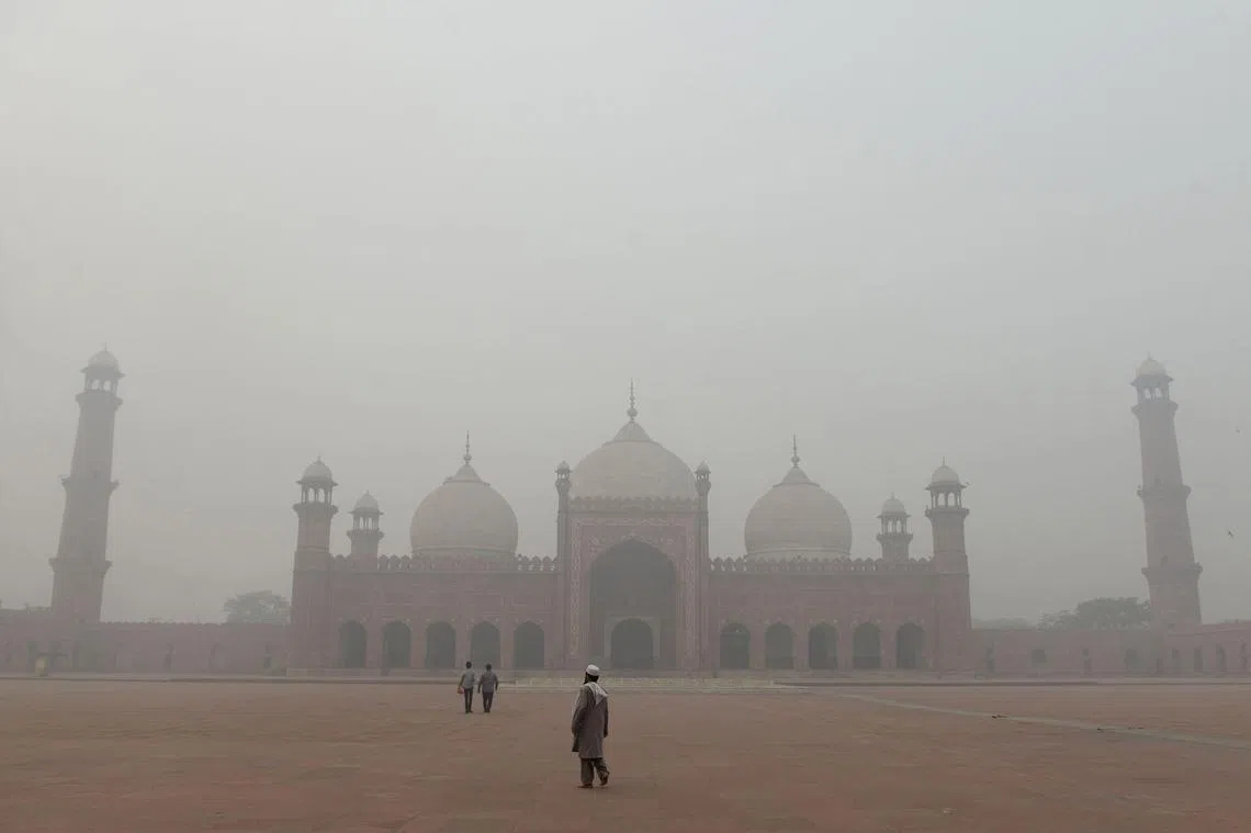 雾霾笼罩巴基斯坦旁遮普省禁用露天场所| 联合早报