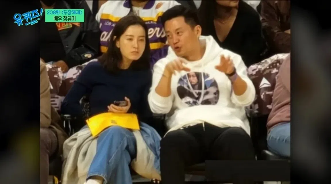郑裕美（左）2022年11月被捕捉到与李瑞镇一同观看NBA球赛。（互联网）