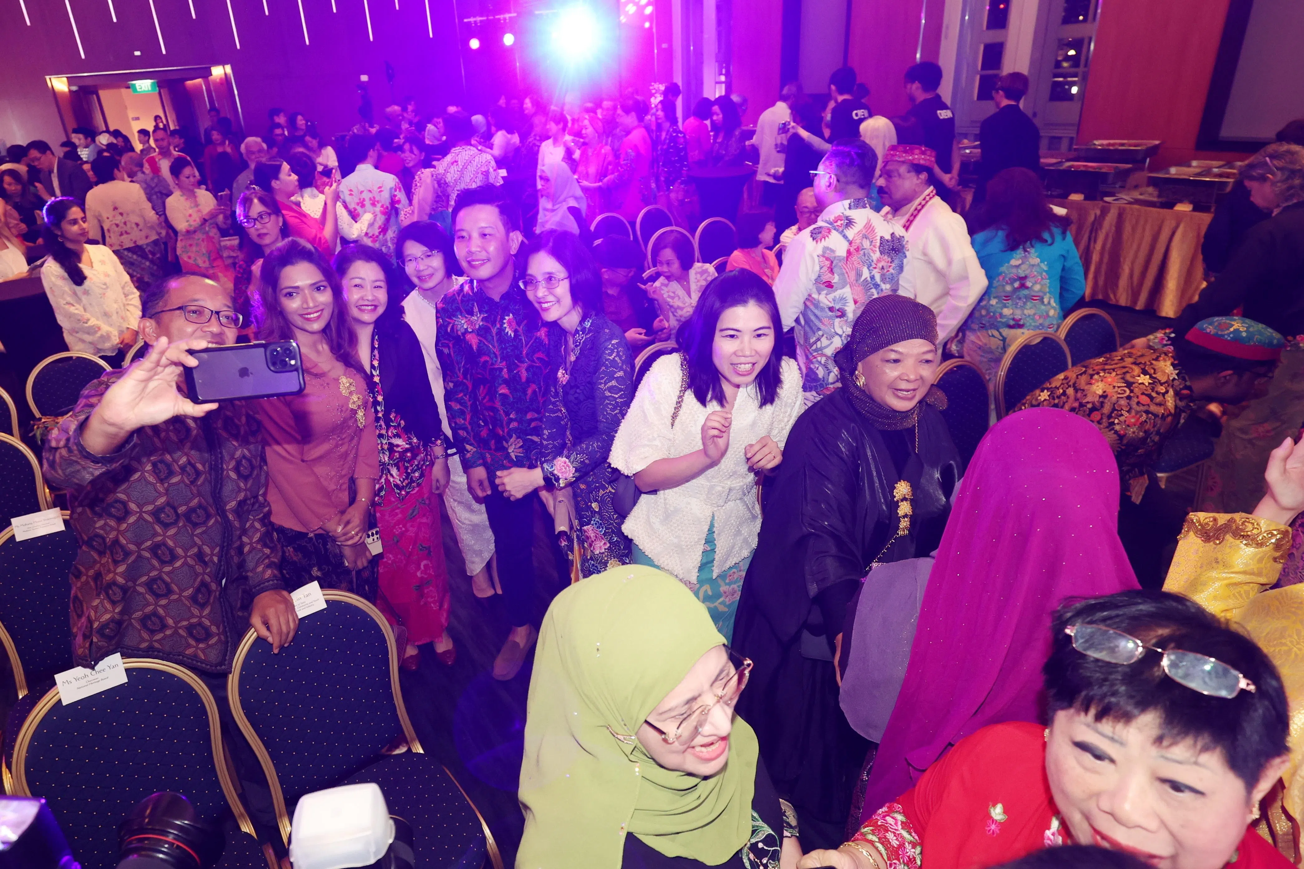 新加坡文化、社区及青年部长陈圣辉（自拍人群左五）与国家文物局首席执行官章慧霓（左六）设宴感谢助卡峇雅成功申遗人士。（何家俊摄）