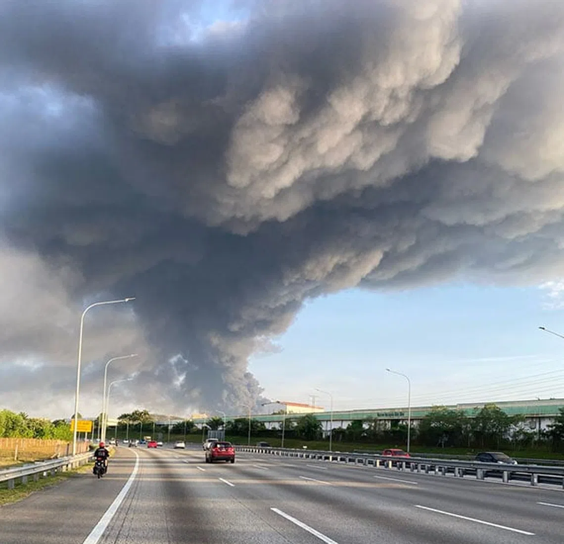 地毯批发厂的火势一发不可收拾。据一些驾车人士，在距离现场数十公里外，都可看到浓烟。（中国报）