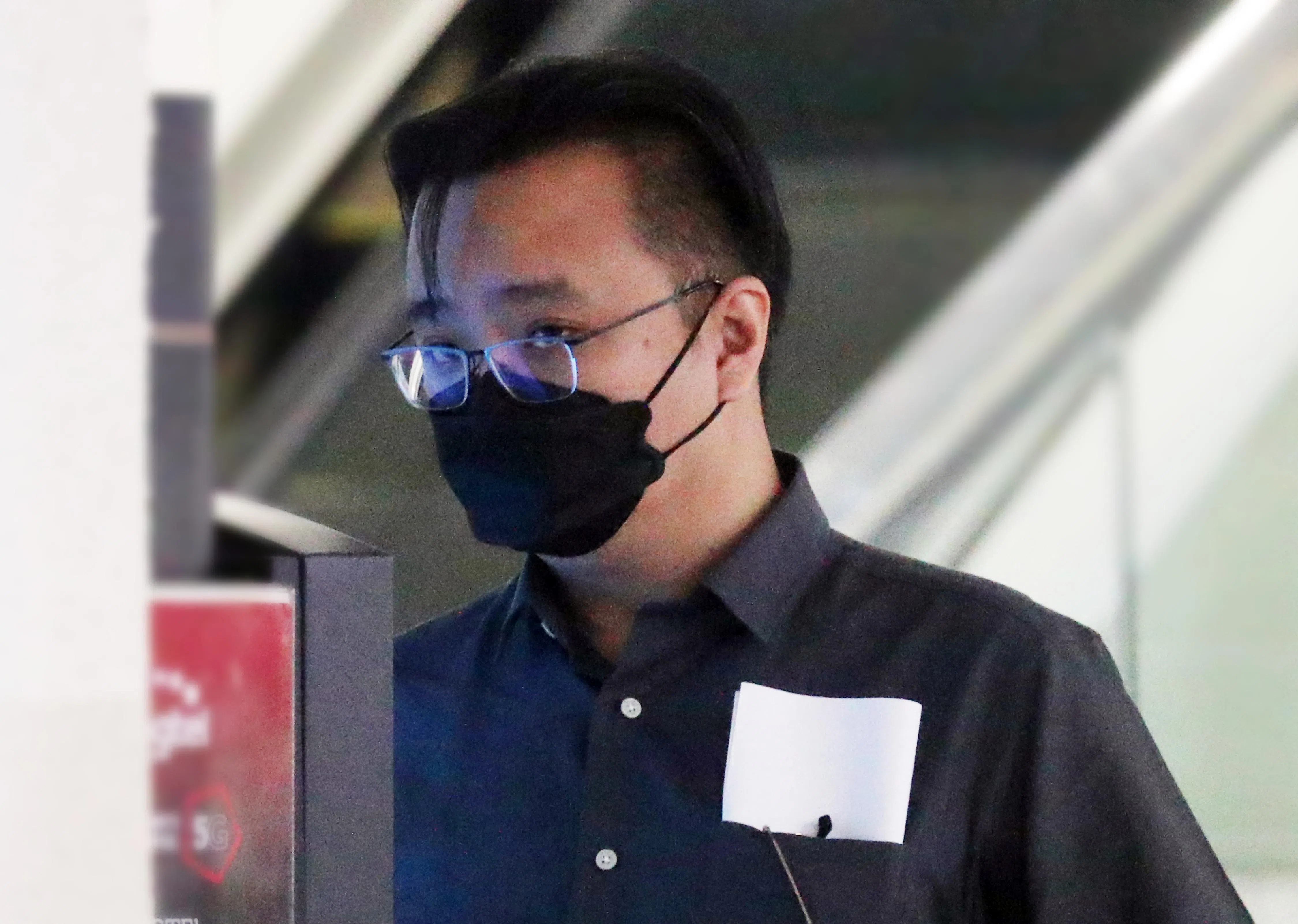 被告符志强案发时是刑事侦查局私会党取缔组的驻署警长，2022年11月22日被控10项受贿和妨碍司法公正的罪状。（海峡时报）