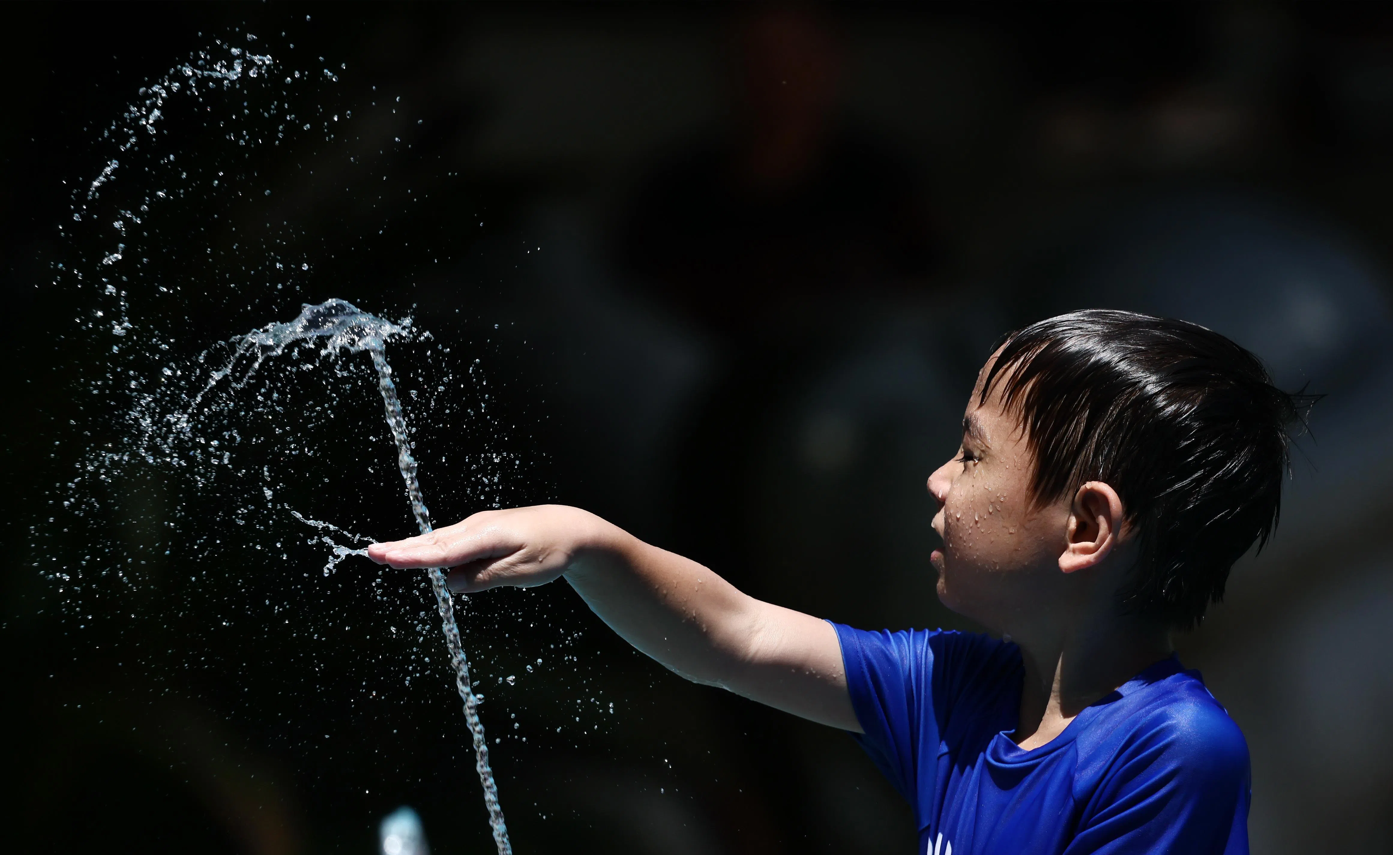气温持续升高，预计到了2050年，全球对降温的需求将增加至原来的三倍多。（陈渊庄摄）