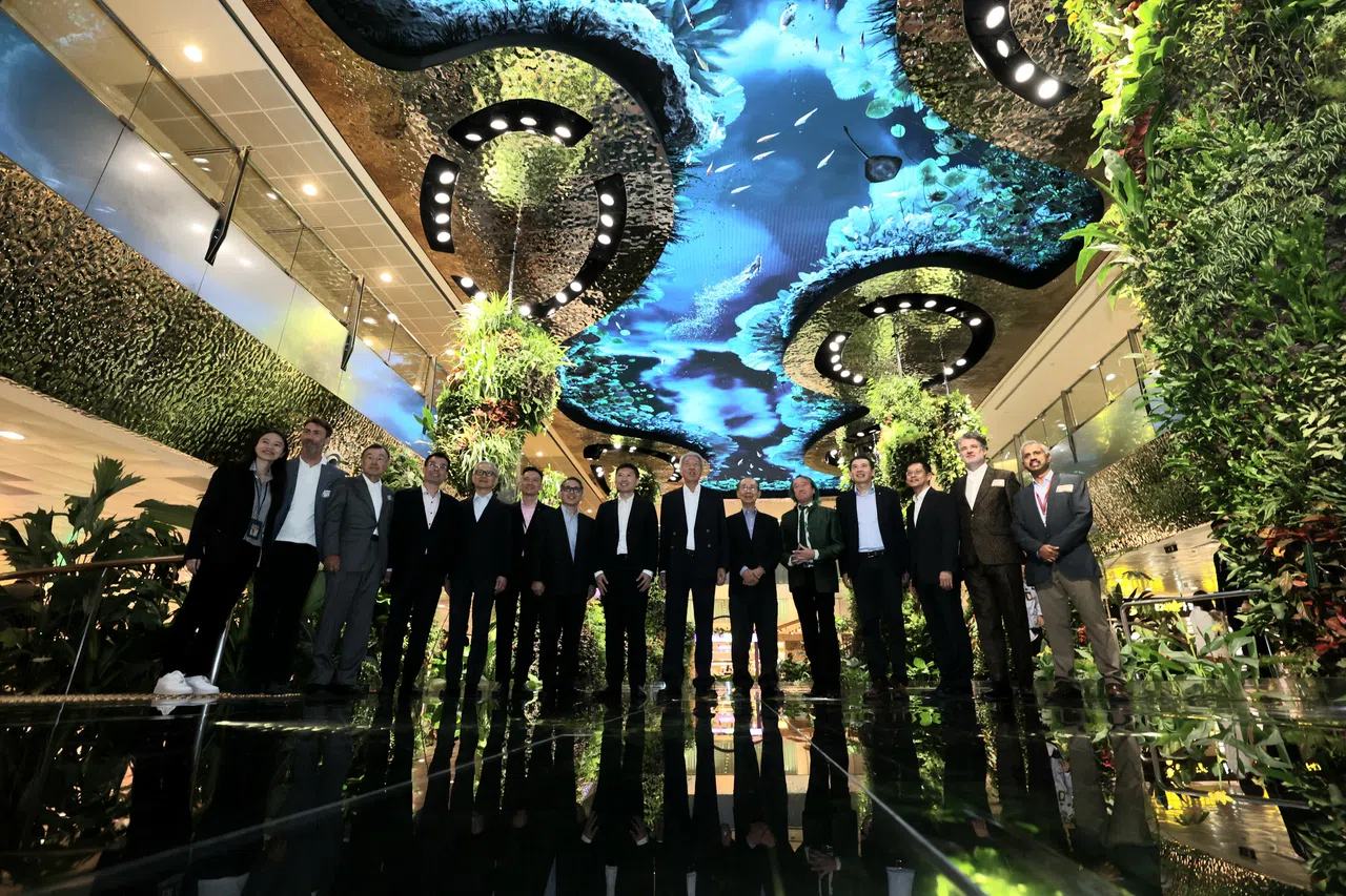 樟宜机场第二搭客大厦扩建开幕仪式星期三（11月1日）在离境厅举行。国务资政兼国家安全统筹部长张志贤（右七）和代交通部长兼财政部高级政务部长徐芳达（左八）受邀出席。（梁麒麟摄）