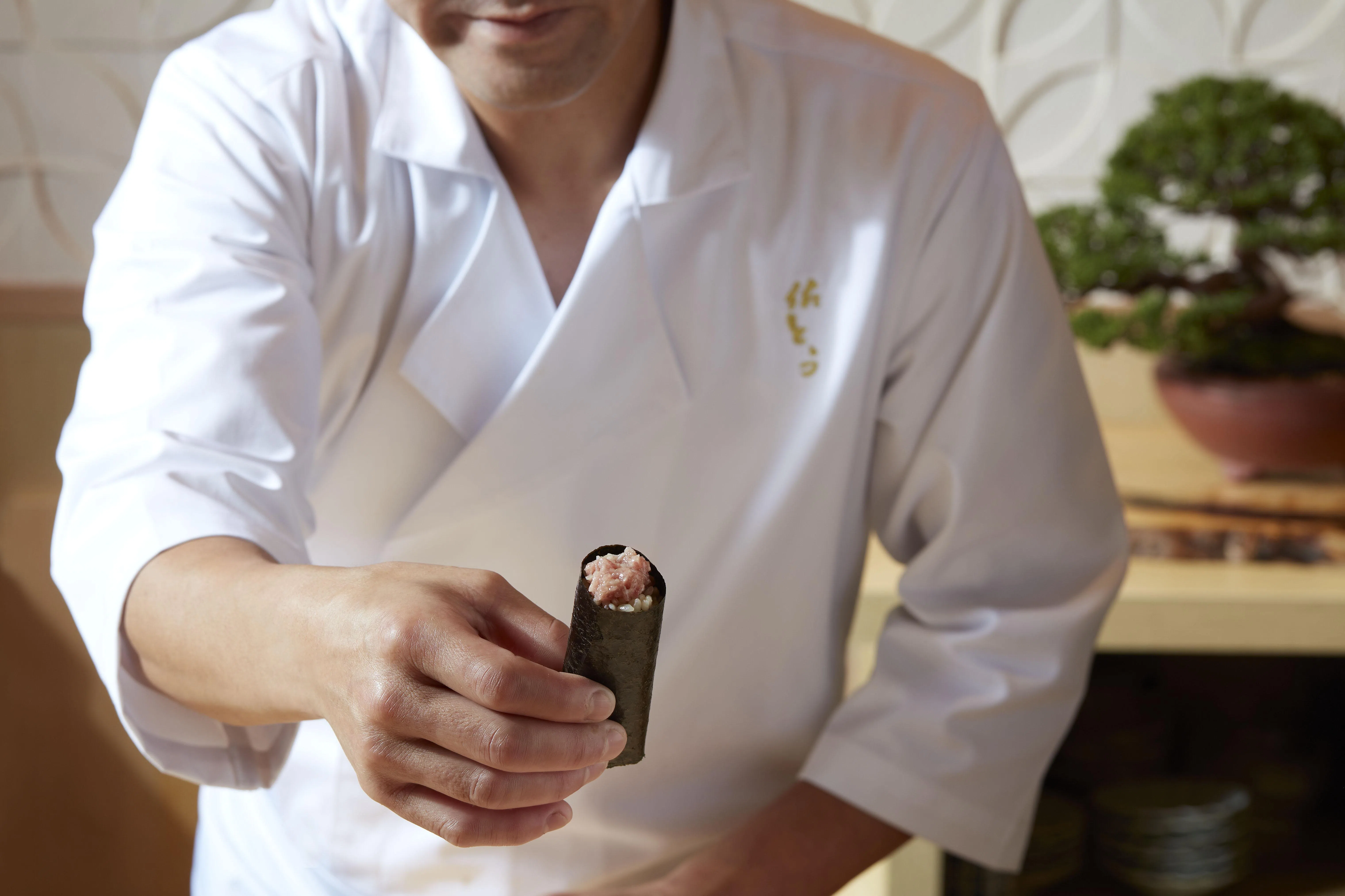 鲔鱼泥手卷的鱼肉剁得细碎，带来绵滑口感。（餐馆提供）