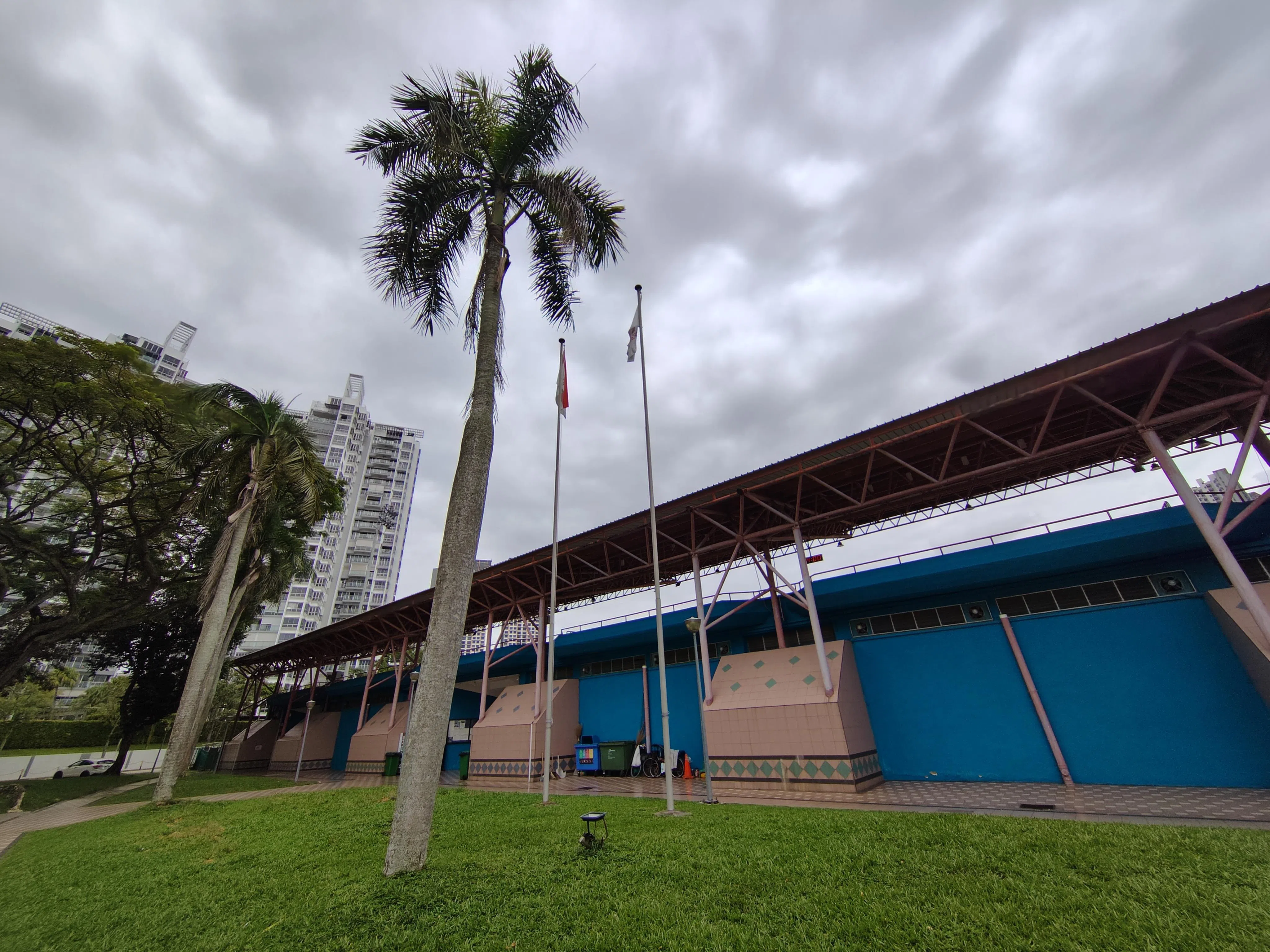 手机采用50MP超广角摄像头，能轻松捕捉宽阔场景。（黄少伟摄）