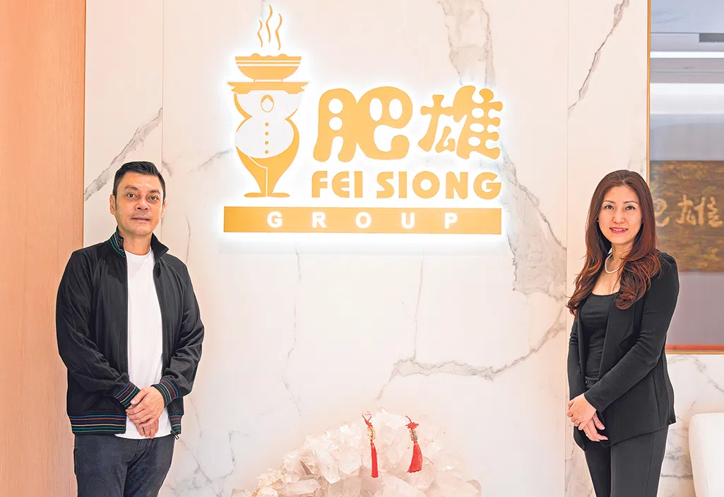 肥雄餐饮集团创办人兼总裁陈金祥（左）与华侨银行环球商业银行企业银行业务部董事总经理陈淑惠合影。（图/肥雄餐饮集团提供）
