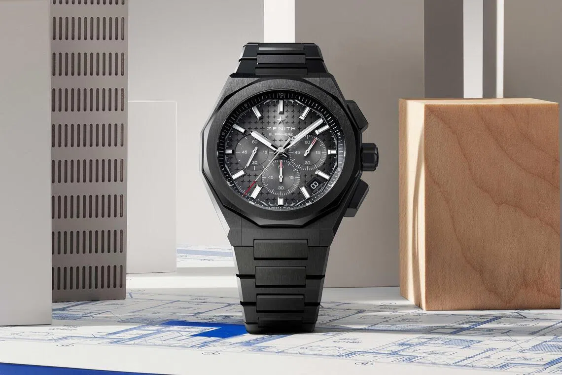 真力时DEFY巅峰系列天际计时码表，以黑色陶瓷表壳与一体式表链勾勒出利落而统一的整体轮廓。（真力时提供）