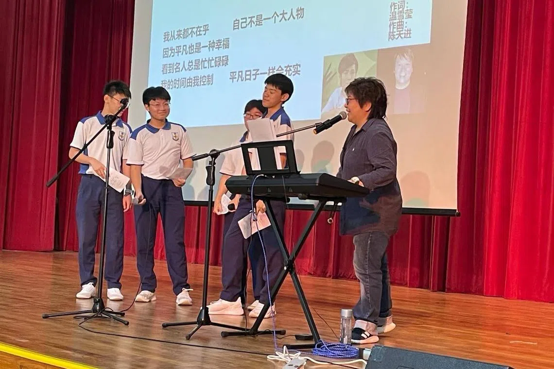 学生上台与音乐老师黄诗皓（右一）合唱歌曲《小人物的心声》。（长老会中学提供）