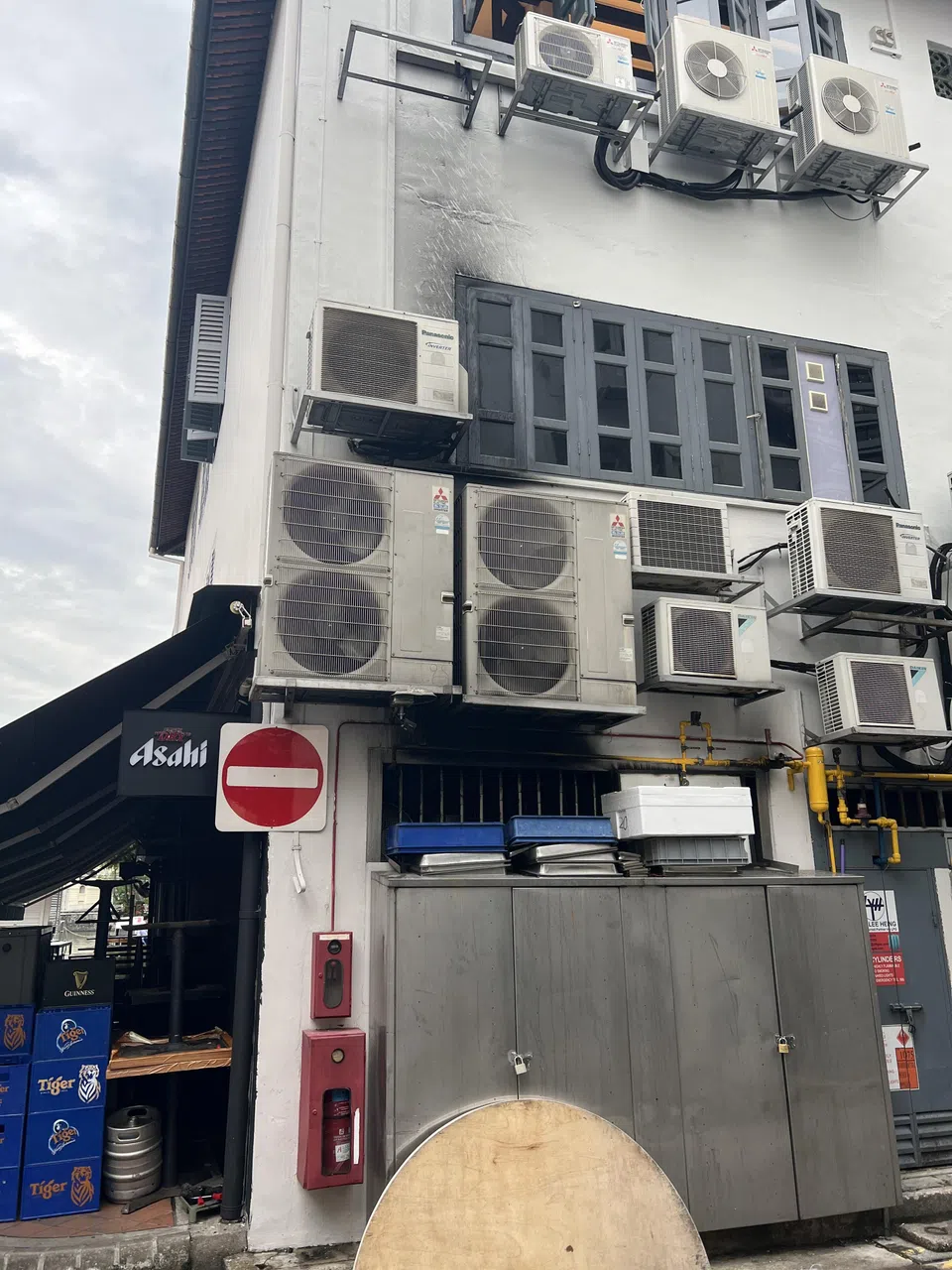 记者星期二（15日）早上走访时，餐馆后方的墙壁被熏黑，空气仍残留一股烟味。（管雅凡摄）