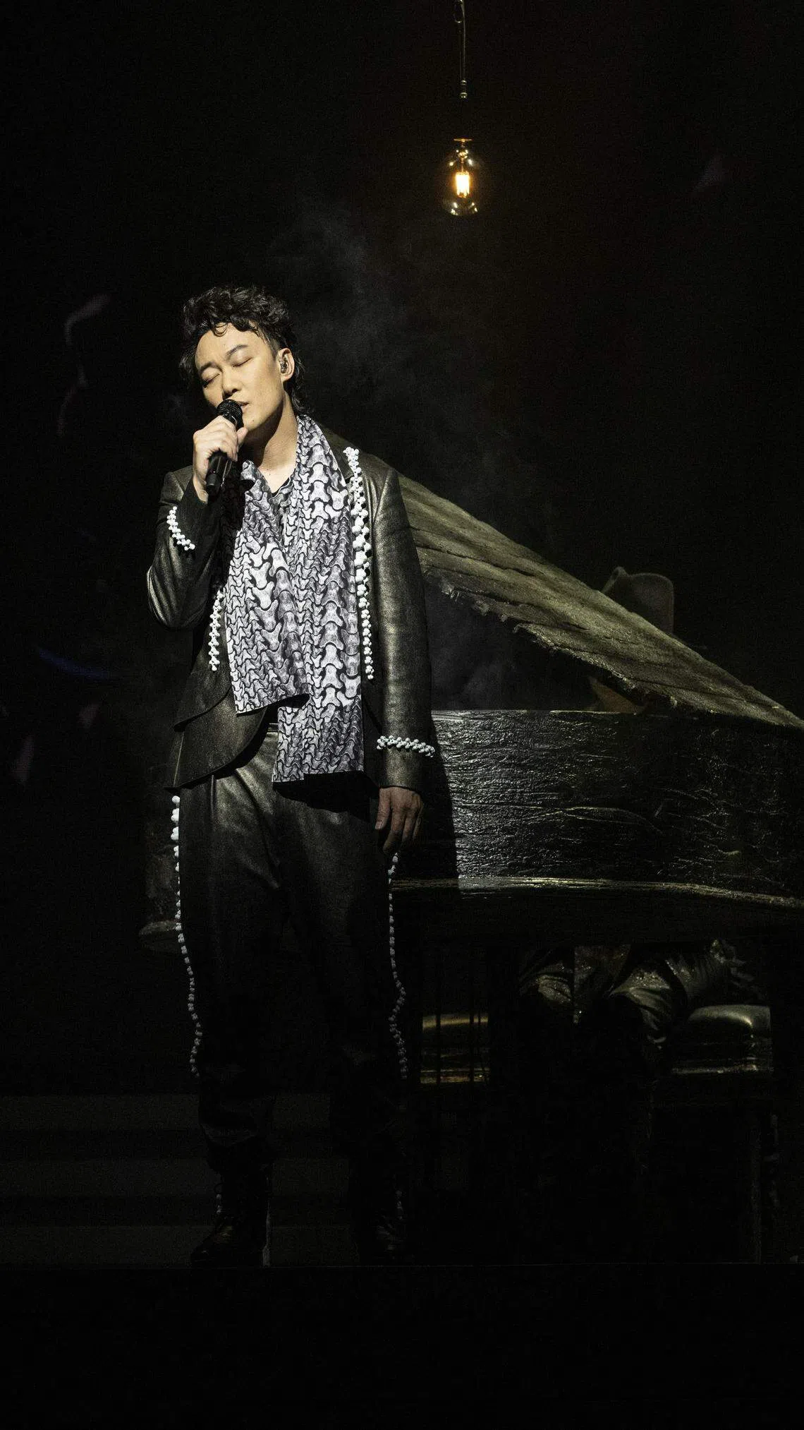 这次在新加坡连唱两场，陈奕迅感谢歌迷热烈的支持。（Live Nation新加坡提供）