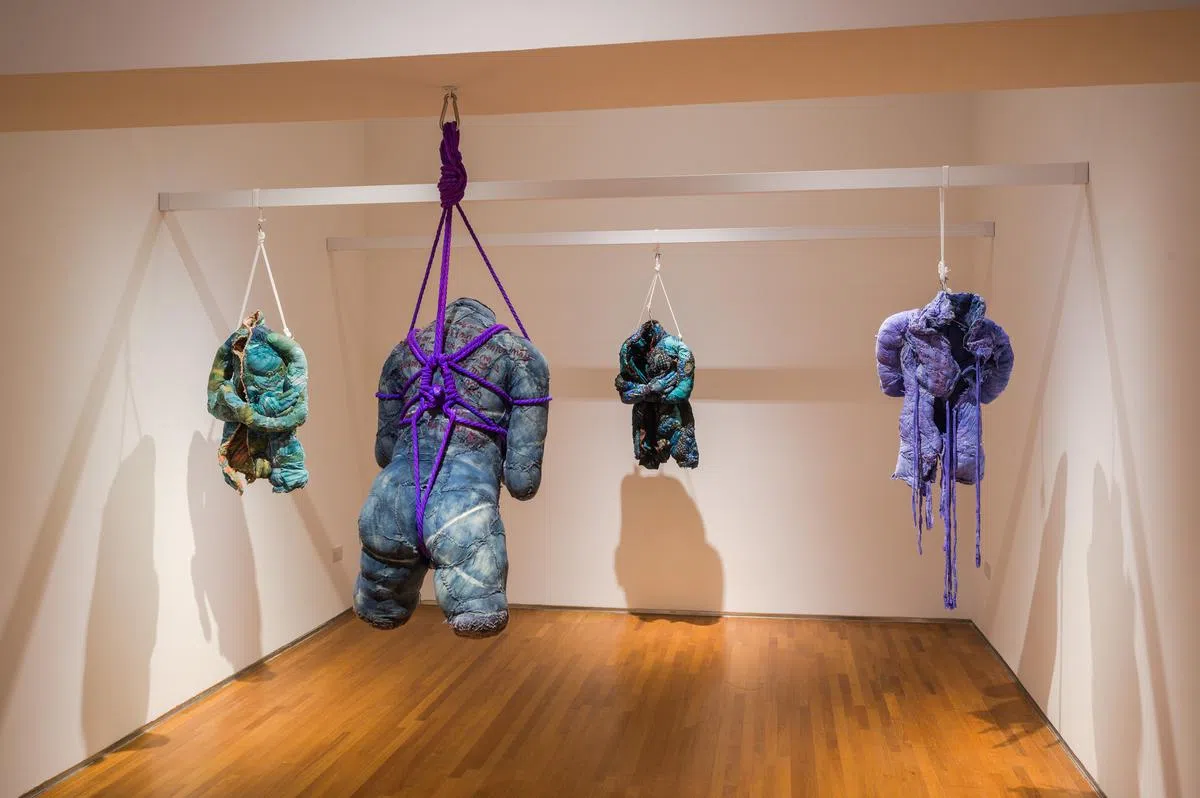 艺术家王文清利用牛仔布和峇迪布诠释莱佛士塑像躯干，反思殖民历史。（主办方提供照片）