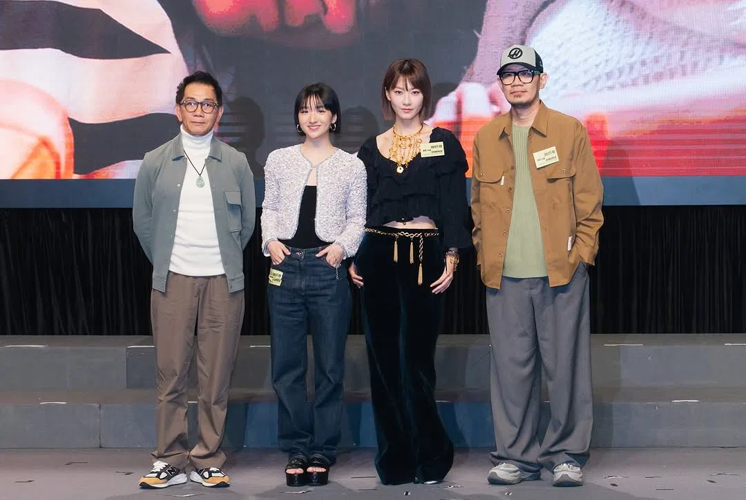 廖子妤（右二）日前和导演张吉安（右一）及片中对手袁富华（左一）及许恩怡出席香港电影节。（取自廖子妤IG）