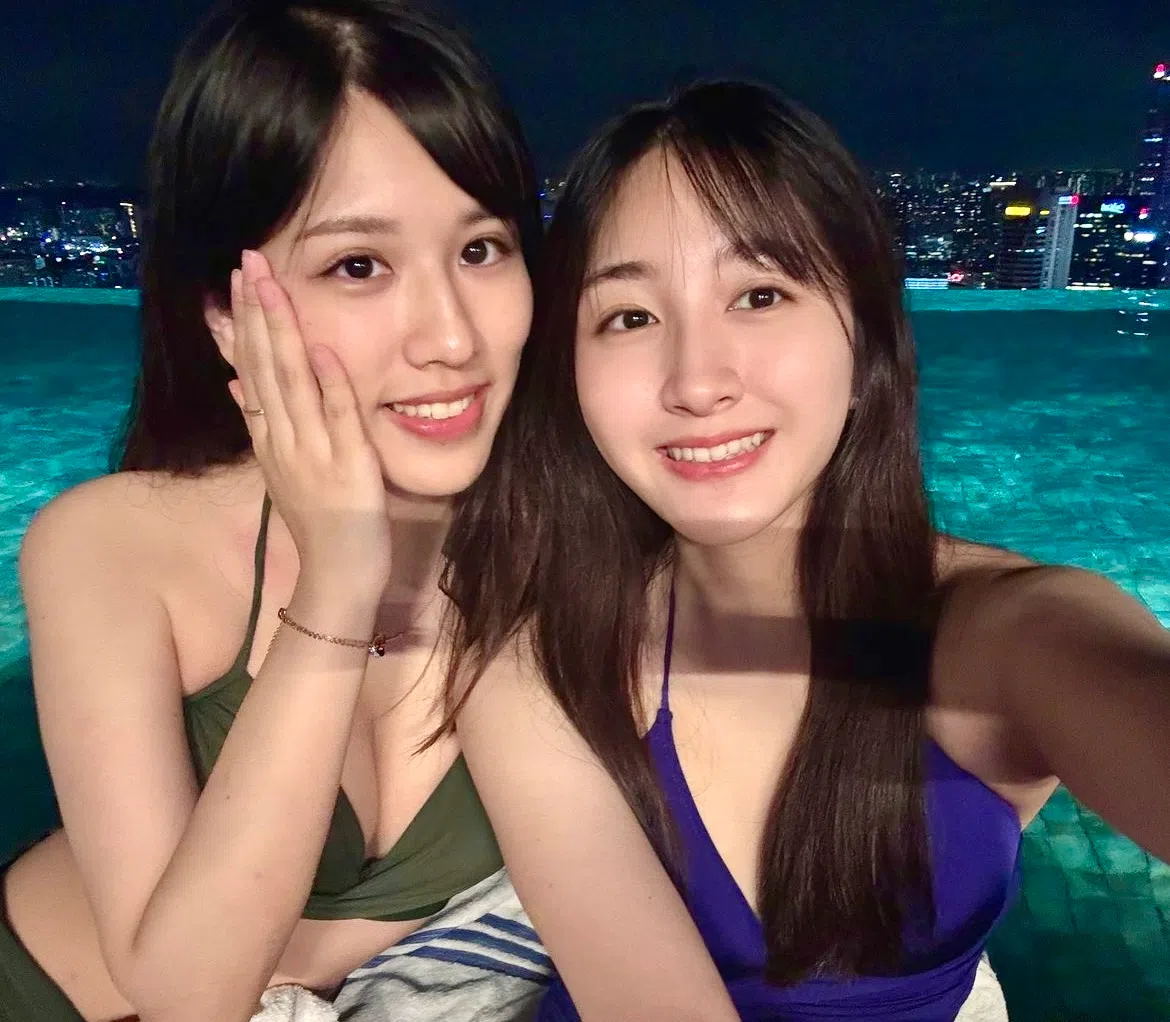 于齐优（左）在社媒分享跟妹妹于齐薇于滨海湾金沙无边泳池的合照。（取自艺人IG）