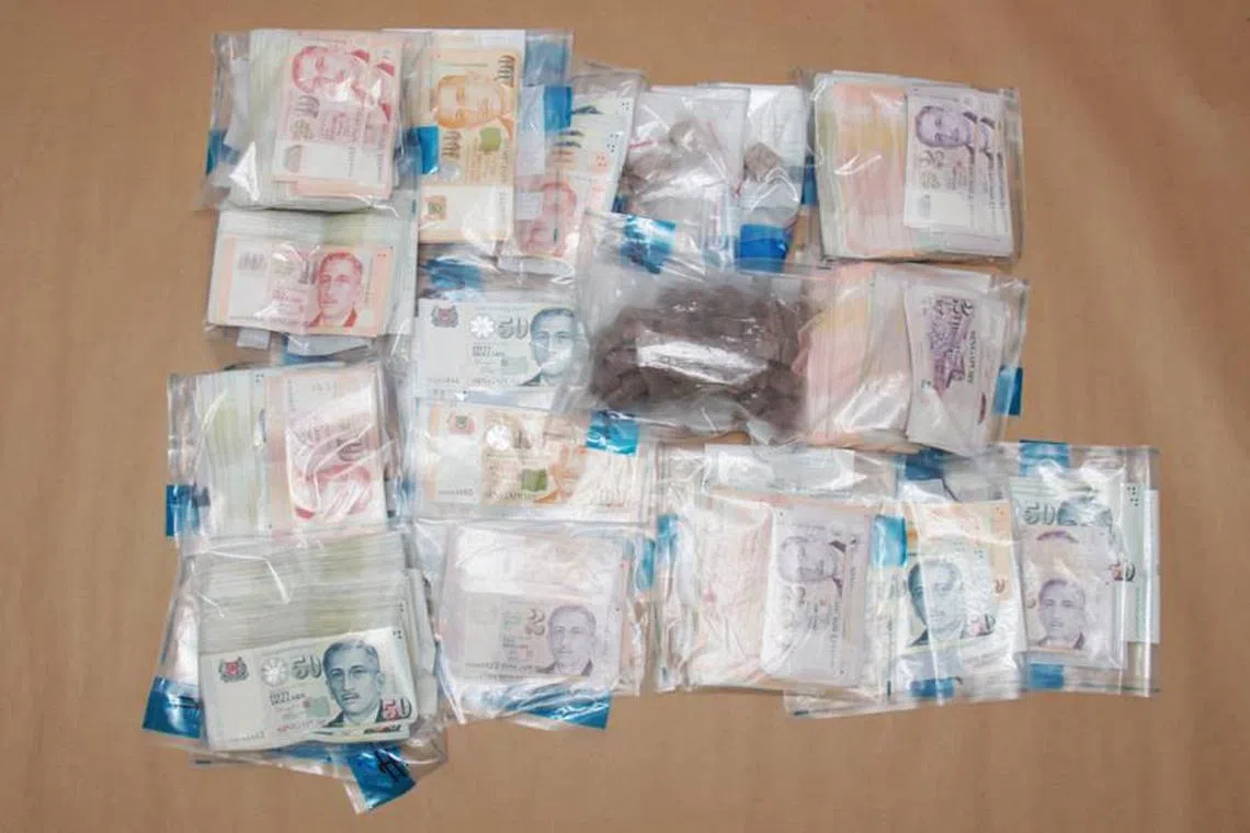 肃毒人员在循环路的一个住宅单位内起获毒品和现金。（中央肃毒局提供）