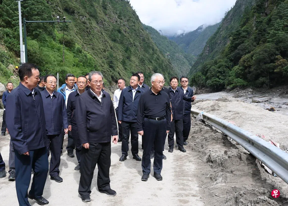 受中共总书记习近平委托，中共政治局常委、中国国务院总理李强星期四（8月27日）赴西藏日喀则市吉隆县，指导吉隆口岸泥石流灾害抢险救援和应急处置工作。图为李强实地察看灾情。 （新华社）
