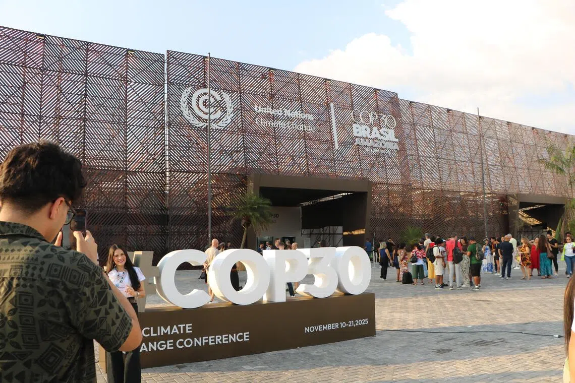 COP30星期一拉开帷幕。《联合国气候变化框架公约》日前发电邮通知与会者，由于贝伦炎热且潮湿，与会者大会期间穿整洁休闲装即可。贝伦本周气温介于23至34摄氏度。（蔡玮谦摄）