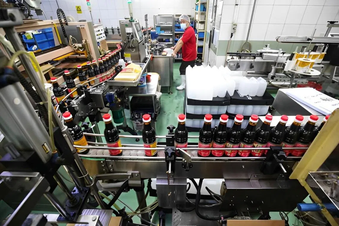 本地酱料制造商广祥泰正在积极改良配方，但运营经理朱志棚说，公司需要时间进行研发、找到合适的原料，以降低成本并确保口味不变。（酱料制造商广祥泰提供）