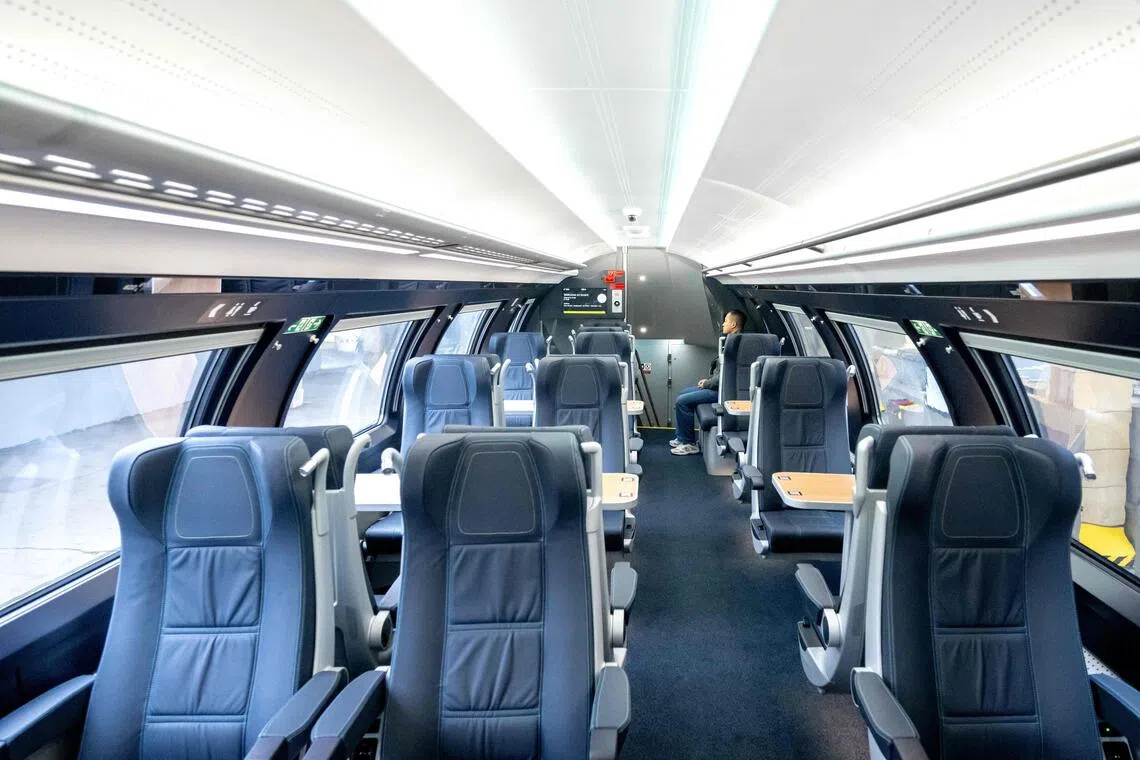 一名乘客等候西部铁路的中制列车从维也纳发车。（法新社）