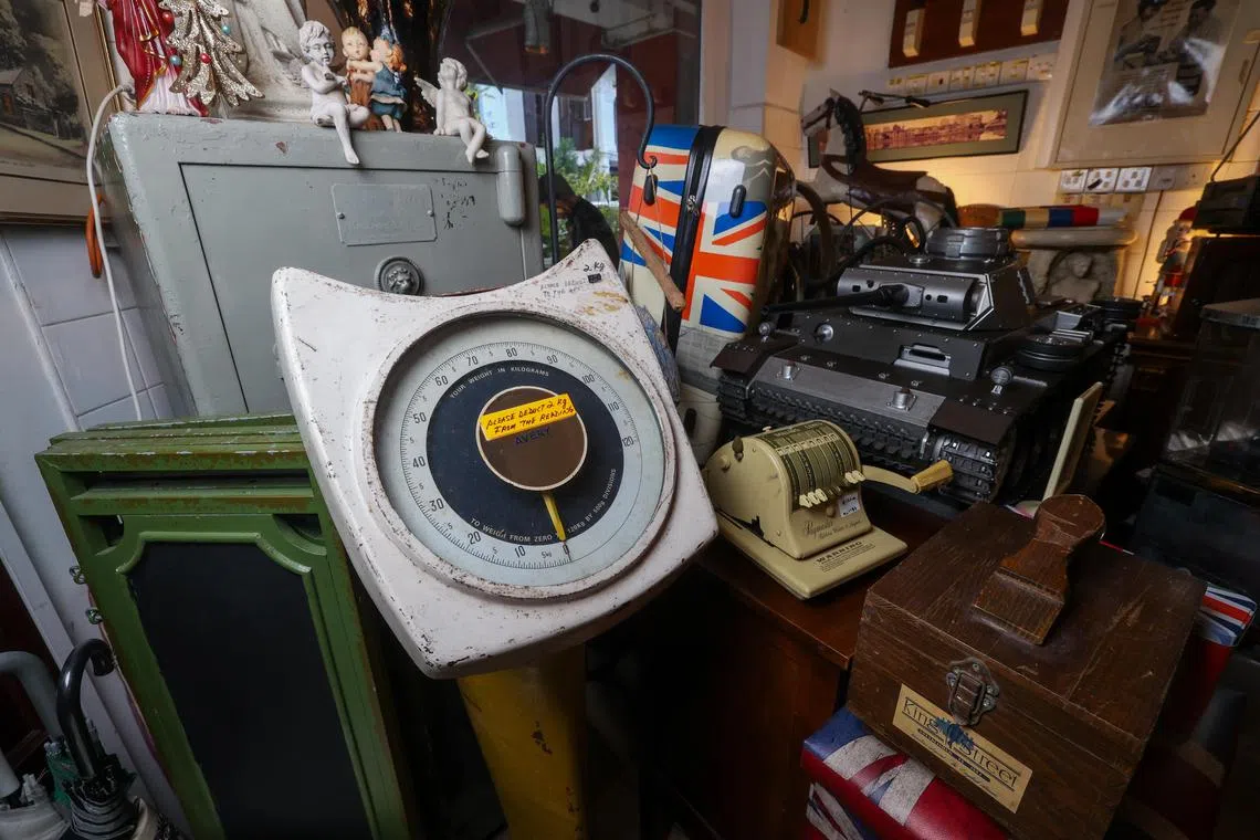 本地海南餐馆British Hainan门口的这台黄白秤仍完好，但报数比正确数多两公斤，餐馆创办人于是在秤面上注明：“请自行减两公斤”。（吴先邦摄）