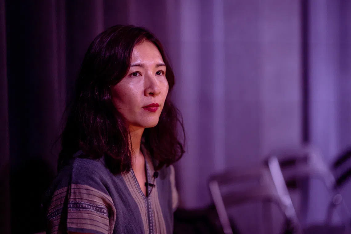 雪明生态女性书写的核心是，建立“协作、慈悲与灵性”的联结，而不是竞争榨取性的父权关系。（Poh Yu Khing @The Listening Biennial Singapore）