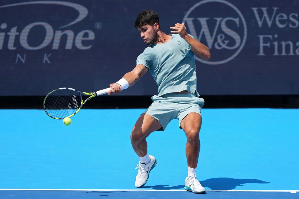 阿尔卡拉斯（图）经过三盘激战力克俄罗斯好手卢布列夫，晋级半决赛。（法新社）