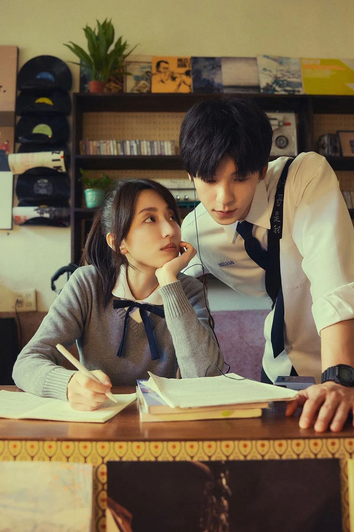 观众可在电影版《想见你》重温柯佳嬿（左）和许光汉的校服装扮。（嘉华院线提供）