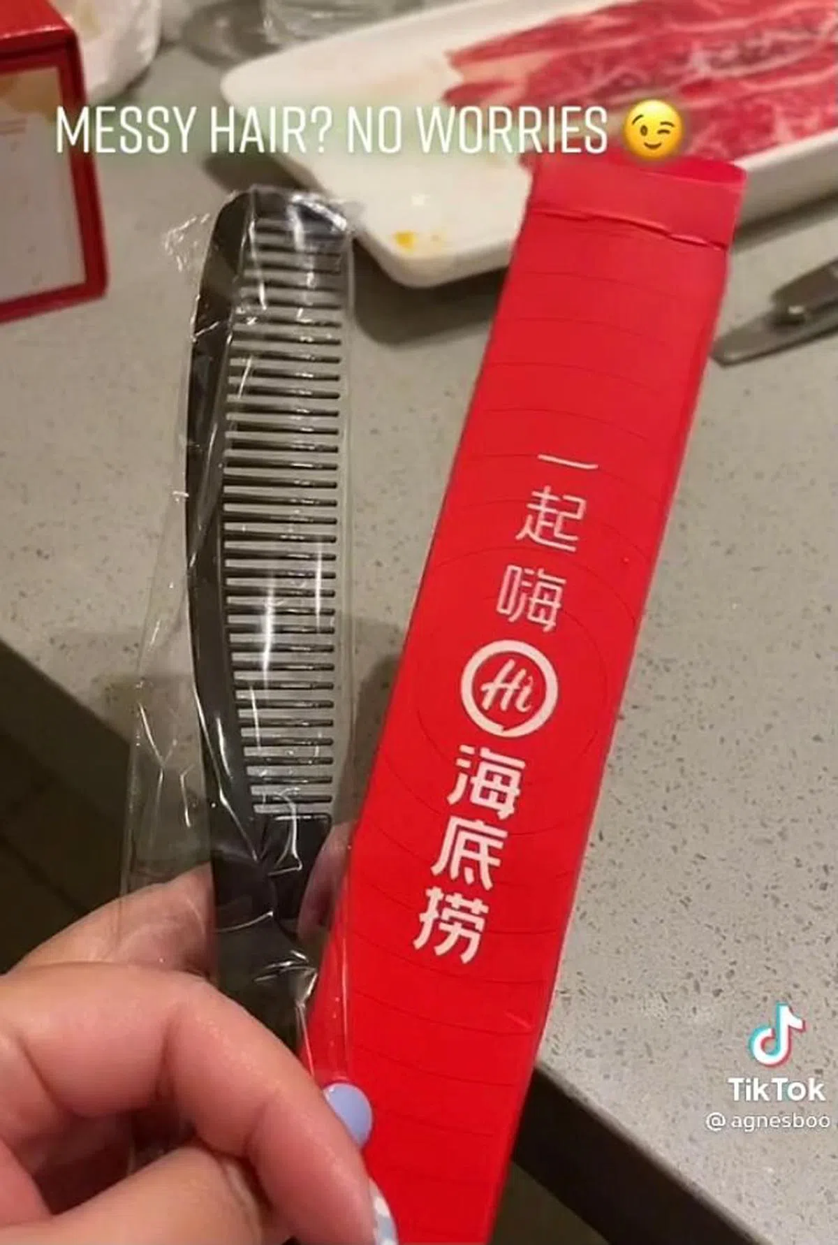 海底捞火锅店赠送的梳子让许多客人感到新奇。（agnesboo TikTok截图）