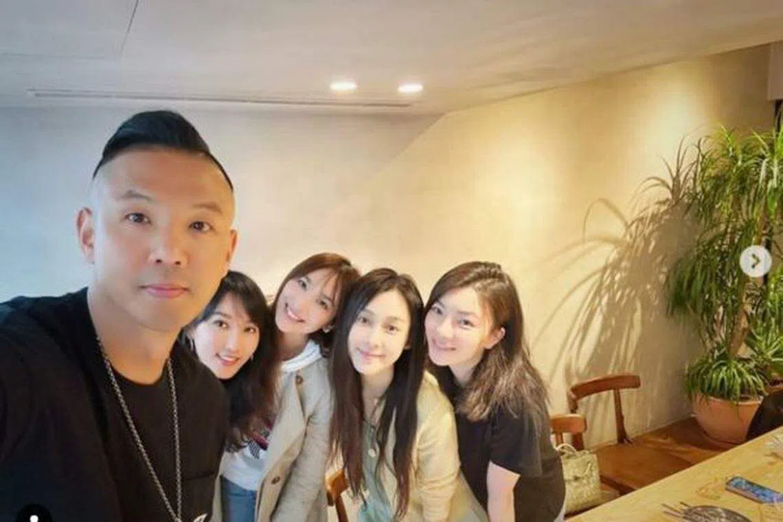 吴佩慈（中）难得回故乡和好友相聚。（取自陈建州Instagram）