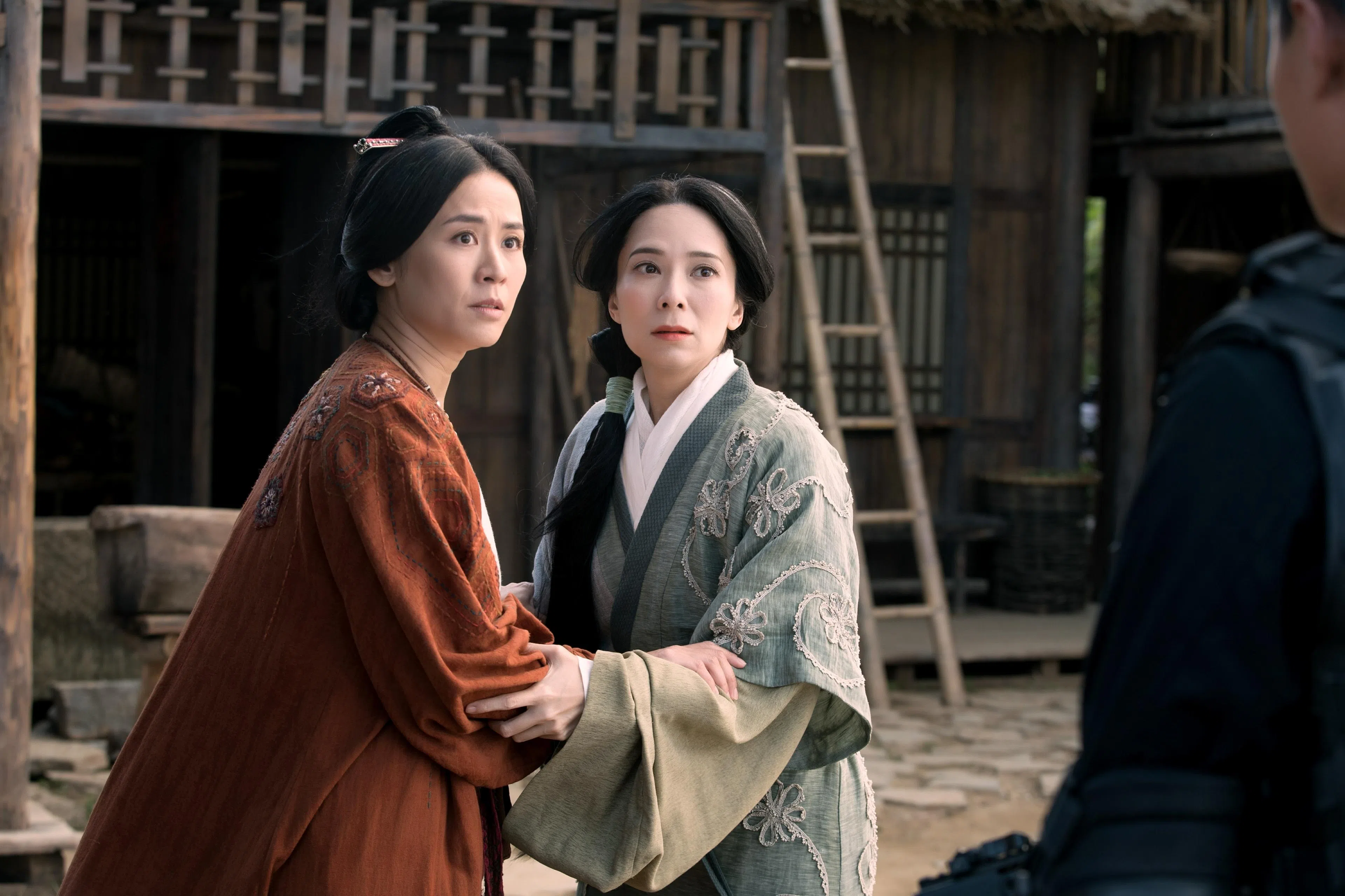 宣萱（左）和郭羡妮外形冻龄，美貌依旧。（邵氏机构提供）