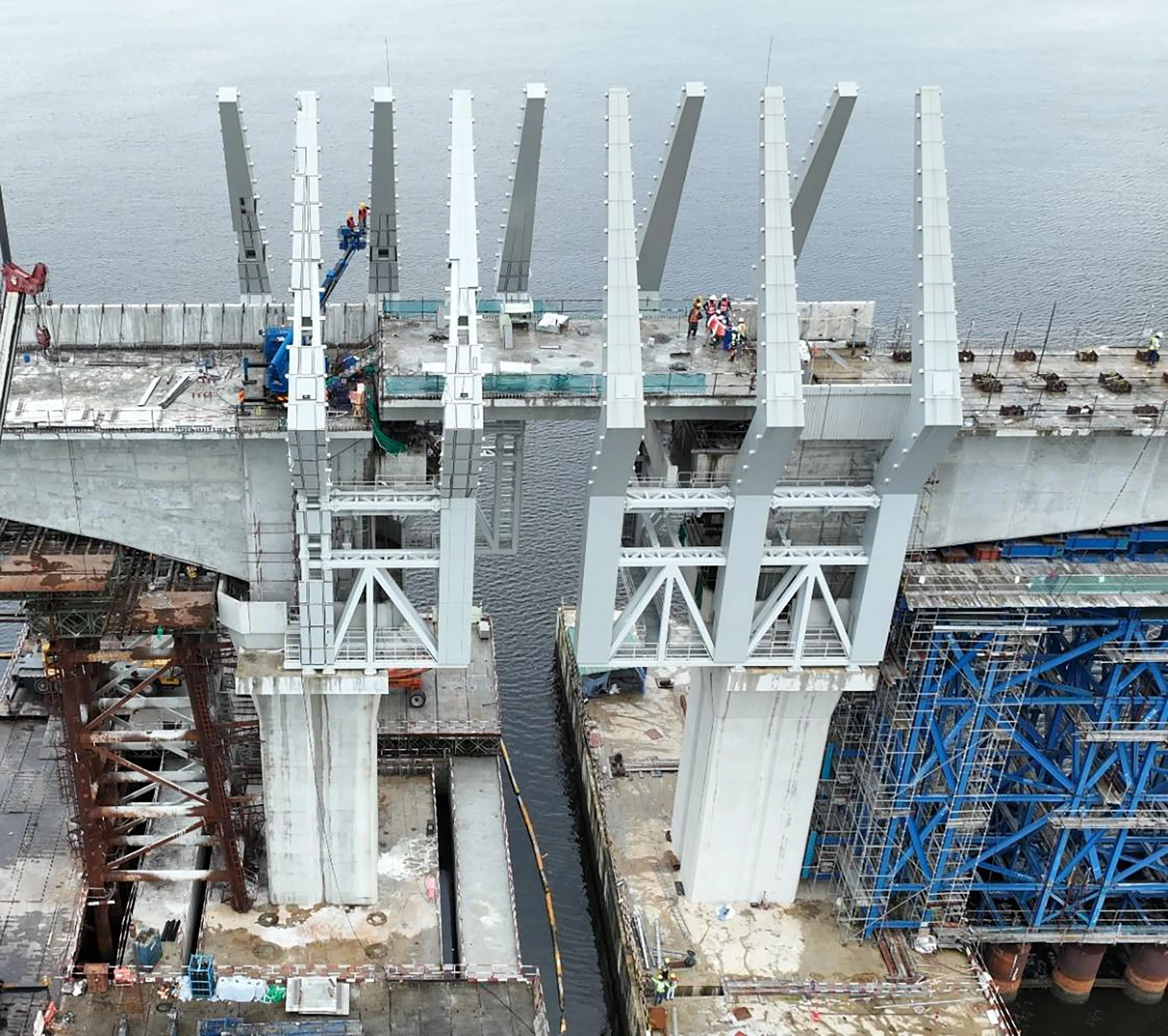 新马跨海高架桥衔接处附近的标志性建筑设计，形似双手交握，象征两国之间的密切伙伴关系。（陆路交通管理局提供）