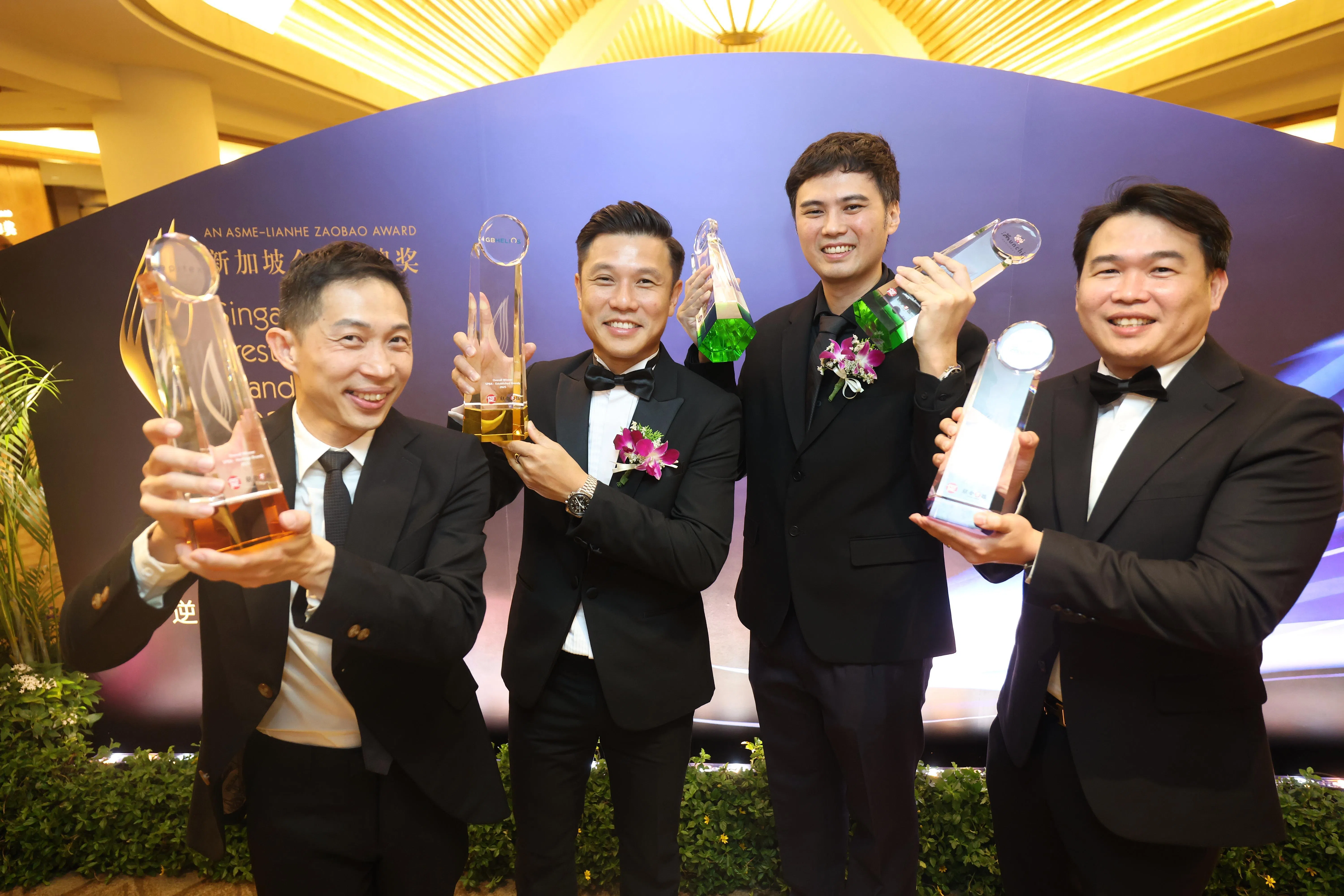 2025年新加坡金字品牌奖三个总冠军代表合照。左起为Epitex品牌总监陈铭平、GB Helios销售与战略合作主管陈俊豪，以及满记面煎粿公司总监黄友泓和区围胜。（唐家鸿摄）