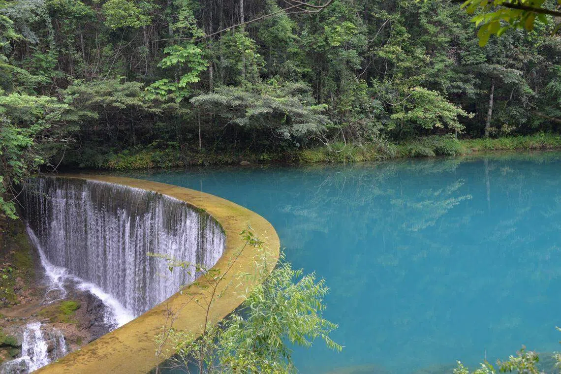 乳蓝色潭面平滑如镜的卧龙潭。（作者提供）