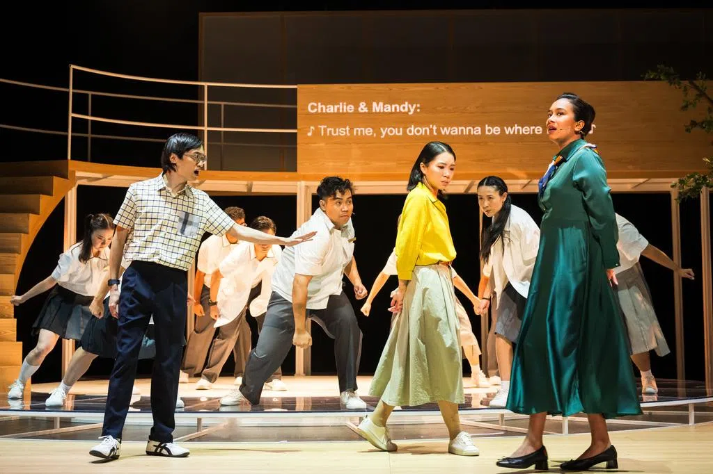 【艺评】《中学：音乐剧》发当代声音扣问制度与阶级