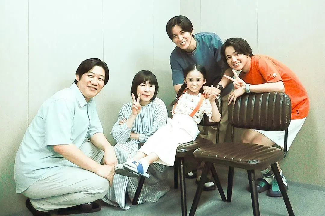 童星泉谷星奈（左三）饰演南云海，图为她与月冈家成员的花絮照。（取自泉谷星奈IG）