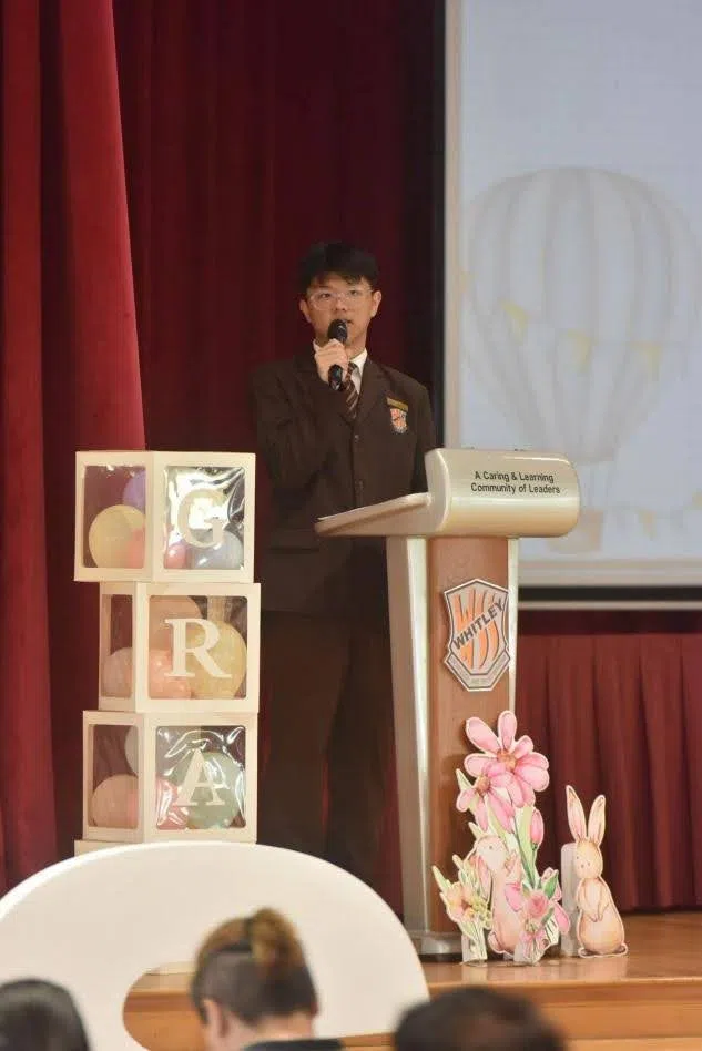 毕业生代表林峰在台上发言，感谢师长的教导。 （王韵翔摄）