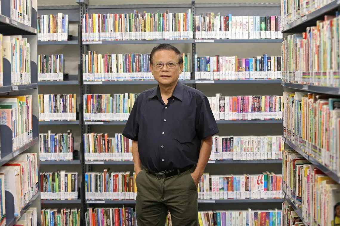 新加坡文史工作者林恩和多年来埋头资料室与图书馆，寻找本地华语相关的故事。（档案照）