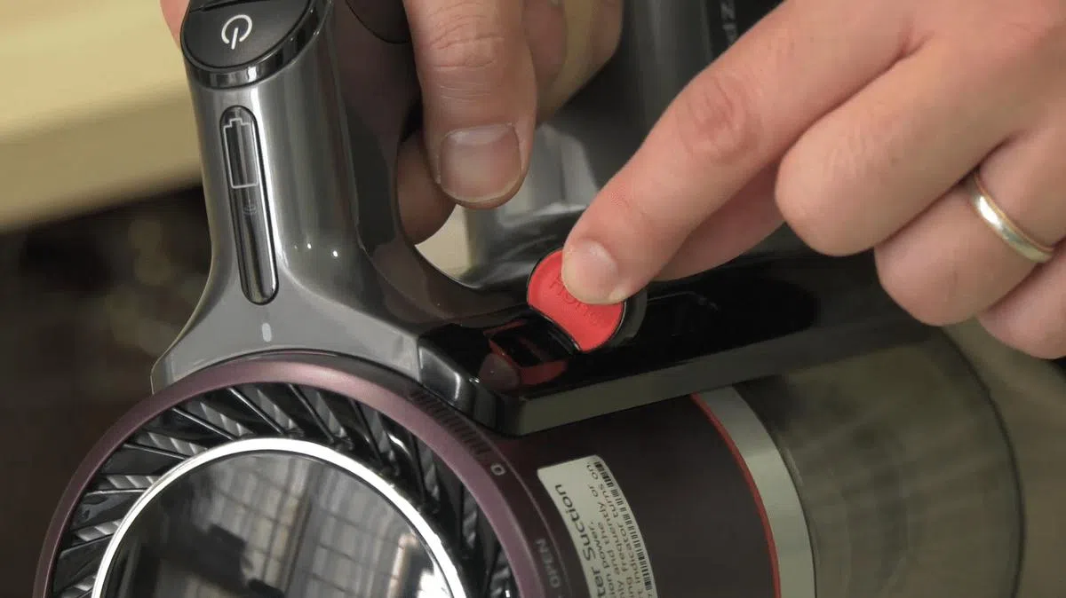 只需一键，灰尘压缩技术就能将灰尘存桐空间增加2.4倍。（视频截图）