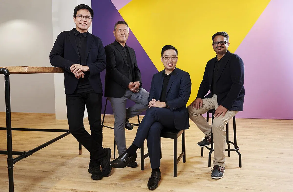 颜哲全与团队一直坚持不断推陈出新，致力于为客户研发更多解决方案。图为（左起）平台工程主管陈永黄 、首席运营官李孟、首席执行官兼联合创始人颜哲全和工程总监卡冉（Karan Sachdeva）。（图/新报业媒体）