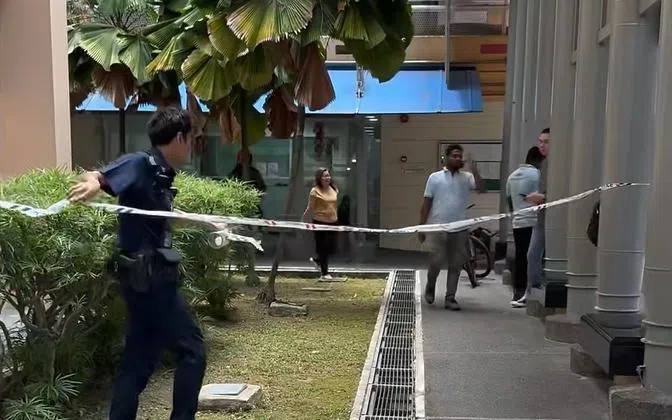 从视频可见，现场聚集了很多民众，警察围起了封锁线。（取自小红书）