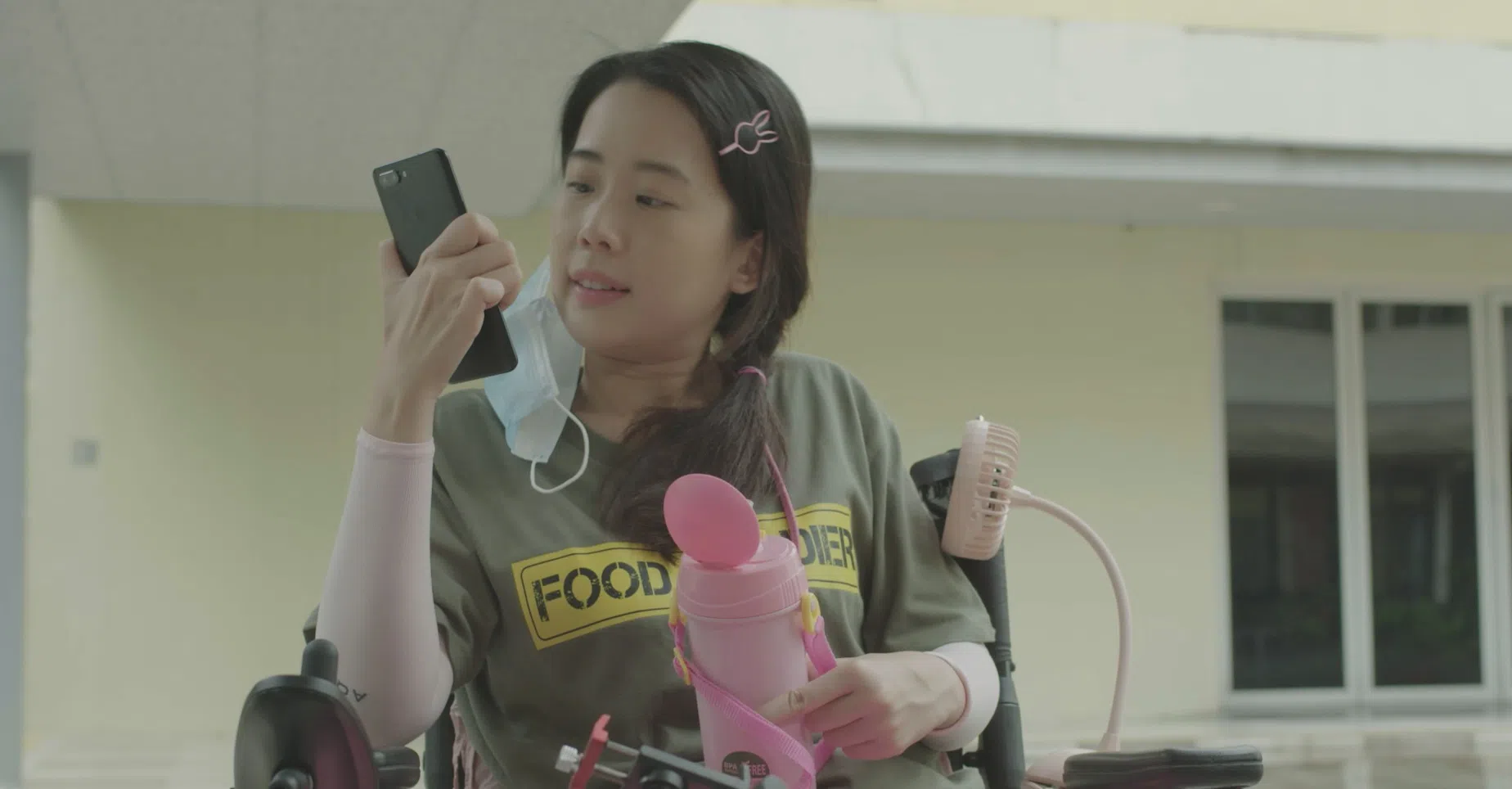 胡煜诗在《送餐英雄》里的造型。（档案照）