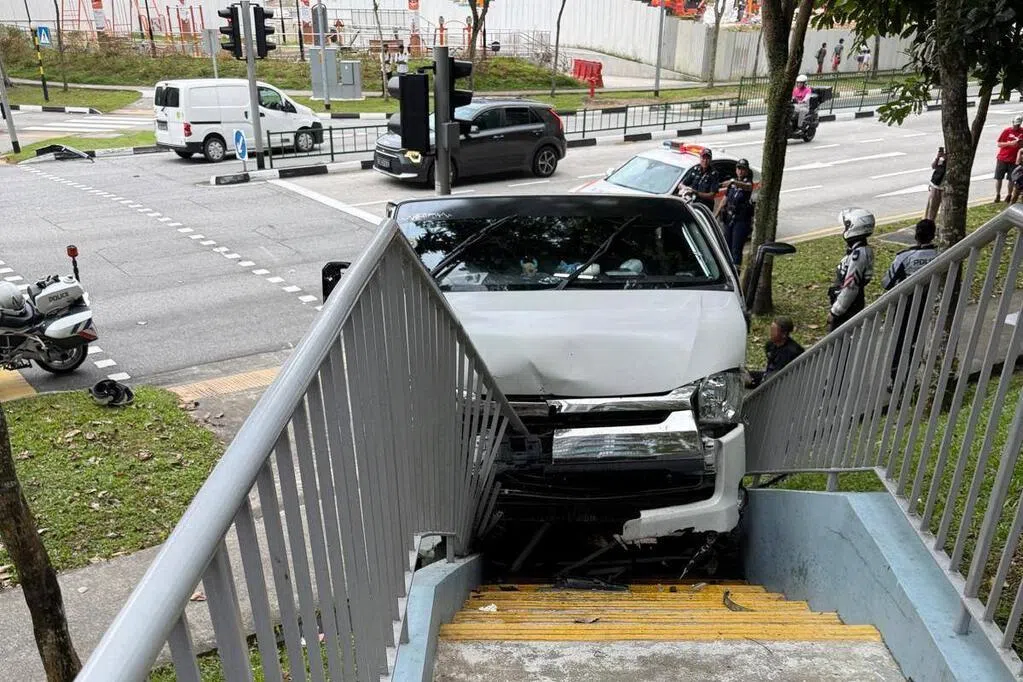 为躲警方截查 货车冲上人行道撞阶梯司机被捕