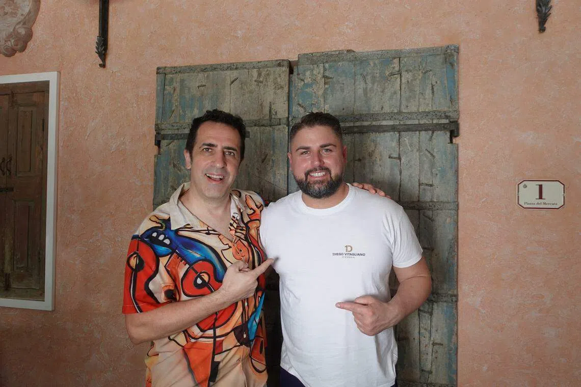 维塔利亚诺（右）来新加坡与La Bottega Enoteca餐馆主厨安东尼奥（左）合作限时活动。（餐馆提供）