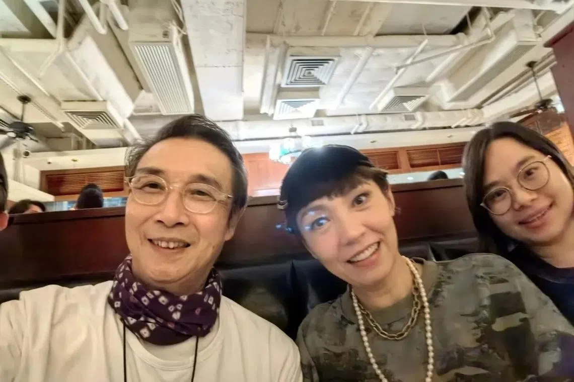 担任艺术总监的刘松仁（左）与陈洁仪（中）合影。（互联网）