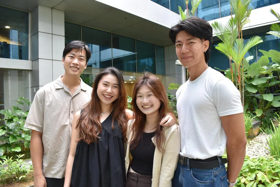 陈永峻（左起）、王楚晴、邹铭慧及陈洪坡，2025年共同创立聚焦居家课程与体验的社区平台ToGatherSG，希望以此拉近邻里间的距离。（杨慧莉摄）