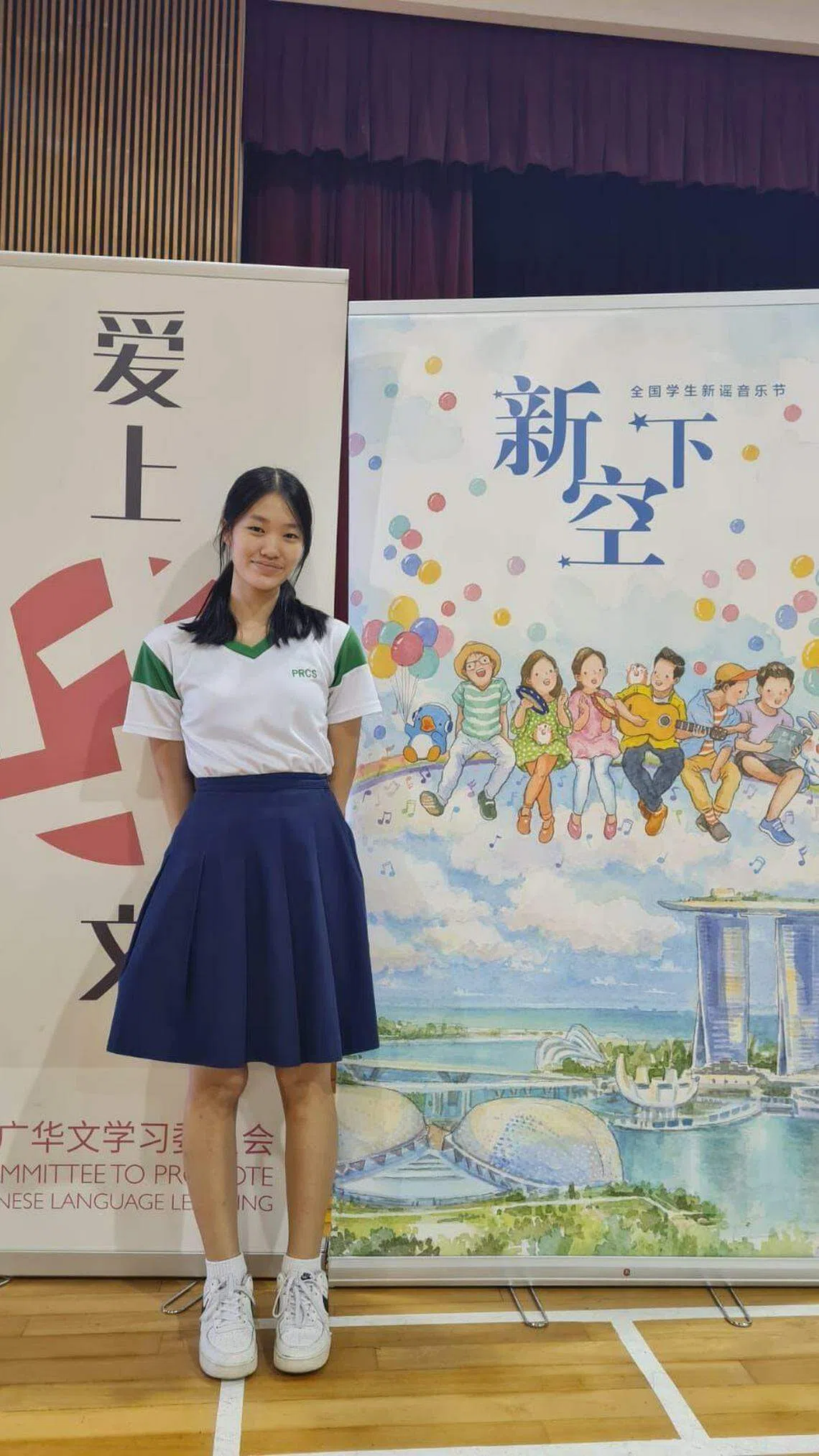 励志中学的中三学生叶乐莹对弹唱人“新声代”歌手以新颖方式诠释新谣歌曲，感觉耳目一新。（受访者提供）